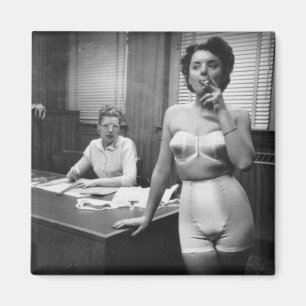 Imã Fumo modelo da lingerie em um escritório