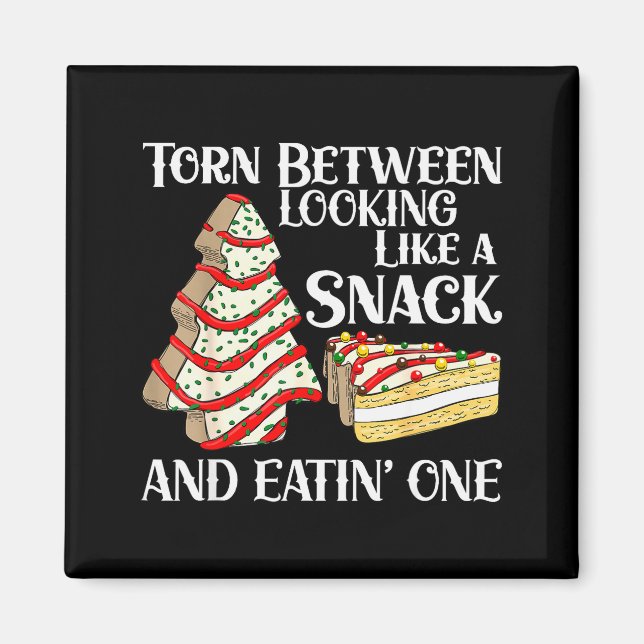 Imã Funny Christmas Tree Cake Torn Between Looking Lik (Frente)