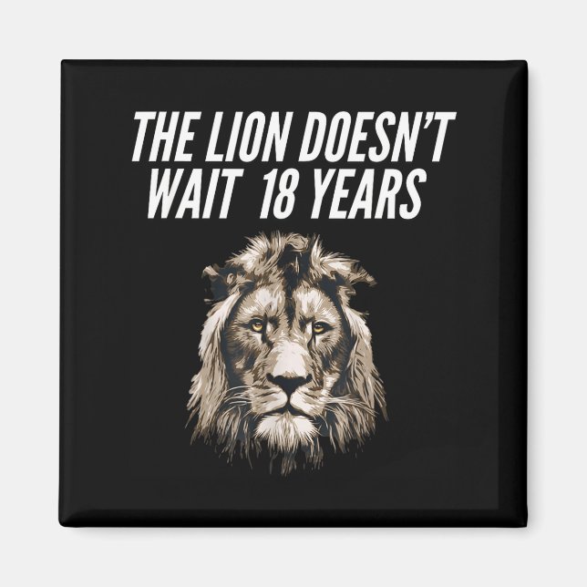 Imã Funny Lion Meme The Lion Doesn't Wait 18 Years Gen (Frente)