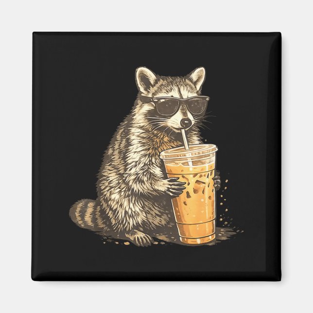 Imã Funny raccoon drinking iced coffee animal meme men (Frente)