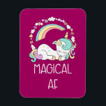 Ímã Funny Unicorn dizendo magia AF<br><div class="desc">Um ímã flexível com um design humorístico. Uma pipoca dormindo com rico e rabo. Deocrata com um trio de estrelas. Um arco-íris arca por cima. Um círculo formado por nuvens, corações e flores para talho feminino adicional. A tipografia diz Magical AF. Humor e fofo. O fundo é uma cor de...</div>