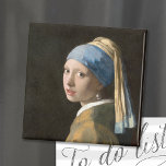 Imã Garota com pérolas | Johannes Vermeer<br><div class="desc">Rapariga com brinco de pérola (c. 1665) | Arte original do pintor do período barroco neerlandês Johannes Vermeer (1632-1675). Vermeer é conhecido por pintar cenas da vida de classe média. A maior parte das suas obras estão instaladas nas mesmas salas interiores da sua própria casa. Ele não era um artista...</div>