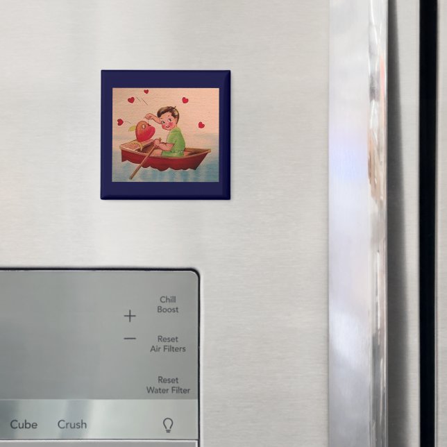 Imã Garoto segurando coração no barco (In Situ (Fridge))