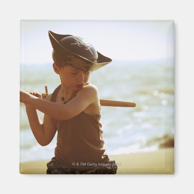 Imã Garoto tocando pirata, espada de madeira (Frente)