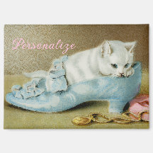 Gatinho branco fofo vintage em um sapato de cetim