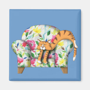 Imã Gatinho de desenho dormindo em uma cadeira floral
