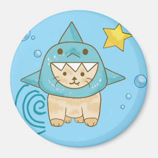 Imã Gato beige bonito em roupa de tubarão aqua tema do