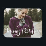 Ímã Gato de Fotografia Moderna com Caligrafia de Natal<br><div class="desc">Espalhe a alegria festiva com nosso encantador e personalizável ímã de Natal fotográfico, com a frase brincalhona "Feliz Natal"! Este charmoso ímã é perfeito para amantes de gatos e adiciona um toque caprichoso ao seu decoro de férias enquanto mostra sua foto festiva favorita. Nossa ferramenta on-line amigável permite que você...</div>