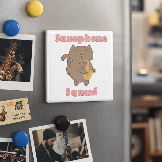 Imã Gato Fofo do Esquadrão do Saxofone (A funny magnet with a saxophone playing cat and the text Saxophone Squad in pink letters.)