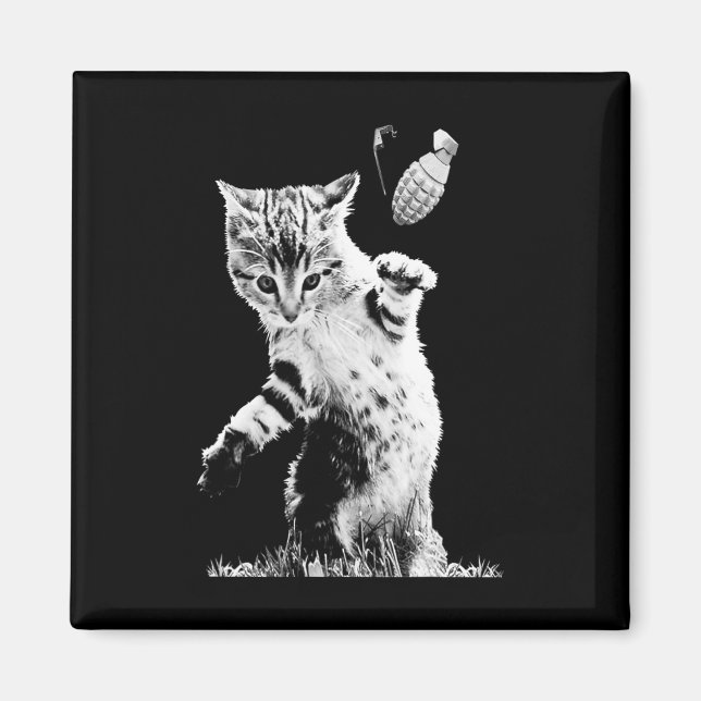 Imã Gato Lançando Granada Cena Engraçada de Gato e Gra (Frente)
