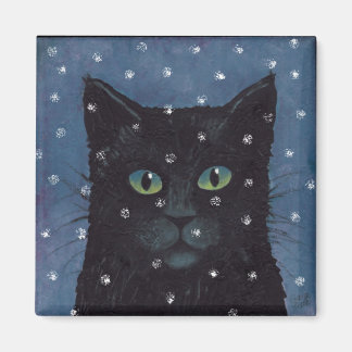 Imã gato negro na neve de inverno