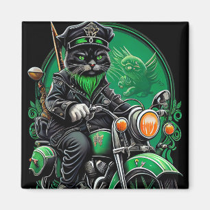 Imã Gato preto pilotando bicicleta no Dia de São Patrí