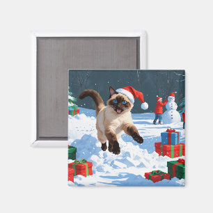 Imã Gato Siames Correndo na Neve com Chapéu de Natal