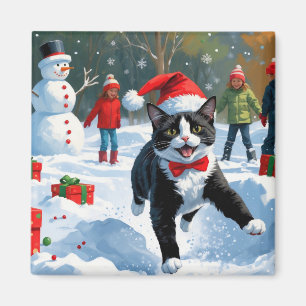 Imã Gato Tuxedo Correndo na Neve com Chapéu de Natal