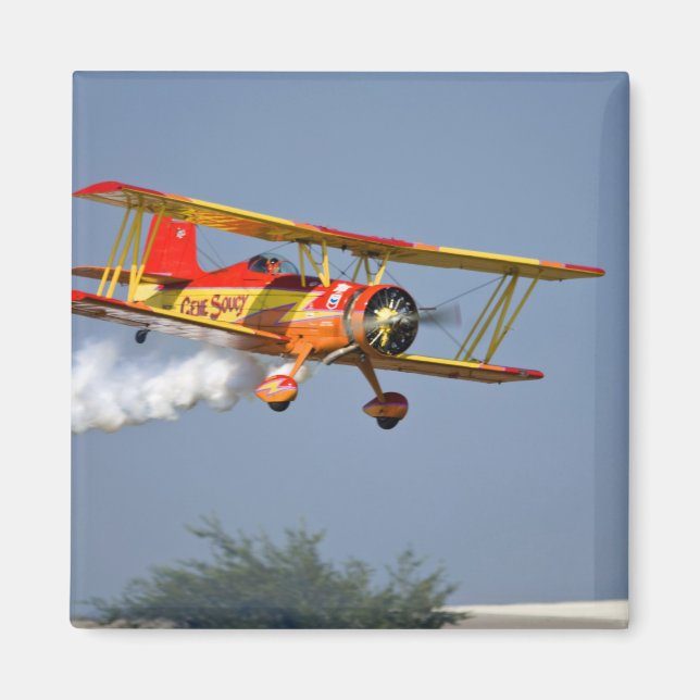 Imã Gene Soucy realizando acrobacias em Grumman (Frente)
