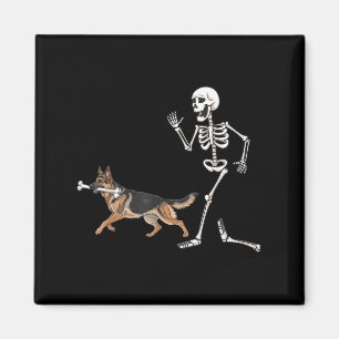 Imã German shepherd E Esqueleto Do Dia de as Bruxas en