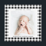 Imã Gingham Branco e Preto - Verificar Data de Nascime<br><div class="desc">O cheque de gingham preto e branco,  gráfico e ousado,  é uma forma encantadora de enquadrar a foto de um novo bebê e celebrar a chegada com um ímã quadrado com o nome e a data de nascimento. Faça este ímã para um novo pai,  avós,  família ou amigos.</div>