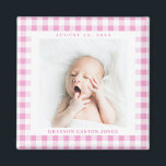 Imã Gingham Rosa Cheque O Magnett De Bebê<br><div class="desc">O doce cheque de doce doce doce doce doce gingham é uma maneira encantadora de enquadrar a foto de um novo bebê e celebrar a chegada com um ímã quadrado com o nome e a data de nascimento. Faça este ímã para um novo pai,  avós,  família ou amigos.</div>