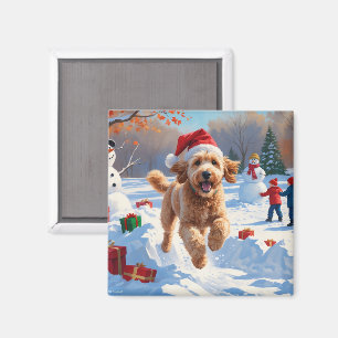 Imã Goldendoodle Correndo na Neve com Chapéu de Natal