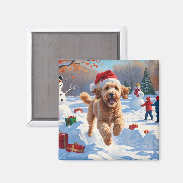 Imã Goldendoodle Correndo na Neve com Chapéu de Natal (Front/Back)