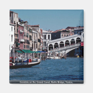 Imã Gôndola no canal grande, ponte de Rialto, Veneza,