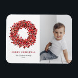 Ímã Gouache Red Winterberry Wreath Foto de Natal<br><div class="desc">Traga a beleza do inverno para a sua casa com o nosso ímã de Natal personalizável, com um espantoso guache pintado à mão, winterberry vermelha! Este elegante ímã combina a sua querida fotografia de férias com uma artista requintada, fazer-a como um perfeito guardião para a época festiva. Celebre a temporada...</div>