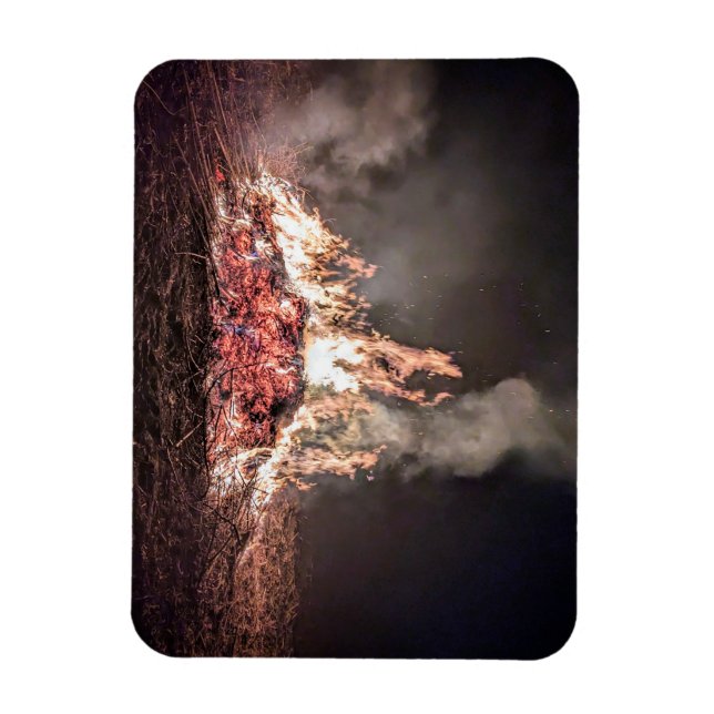 Ímã Grande fogueira queimando à noite com chamas altas (Vertical)
