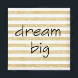 Imã grande texto elegante sobre ouro e branco<br><div class="desc">Trendy "Dream big" em um falso brilho dourado e listras brancas de fundo.</div>