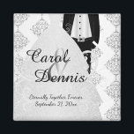 Imã Groom & Bride Keepsasak<br><div class="desc">O Dia Do Casamento Favorece As Imagens. Um Guarda do Dia do Casamento da Noiva e do Groom pronto para personalizar. ✔ Nota: Nem todas as áreas de modelo precisam ser alteradas. 📌 Se você precisar de mais personalização, clique no botão "Clique para personalizar mais" ou "Personalizar ou Editar Design"...</div>
