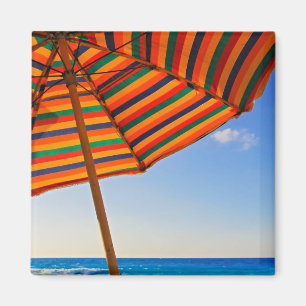 Imã Guarda-chuva Colorido na Praia em um Dia Ensolarad