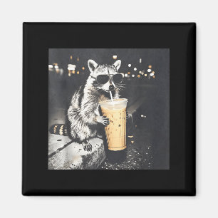 Imã Guaxinim bebendo café gelado meme engraçado gráfic