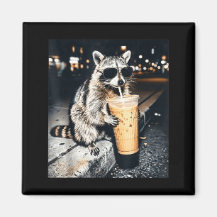 Imã Guaxinim engraçado bebendo café gelado