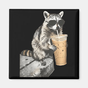 Imã Guaxinim engraçado bebendo café gelado meme animal