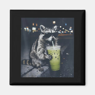 Imã Guaxinim engraçado bebendo latte de matcha gelado