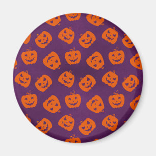 Imã Halloween Pumpkins sobre o padrão de fundo roxo