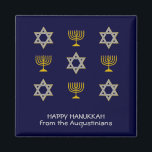 Imã Hanukkah Personalizado Moderno<br><div class="desc">Íman HANUKKAH moderno, mostrando dourado falso e ESTRELA prateada DE DAVID e MENORAH em um padrão em relevo. O texto lê HAPPY HANUKKAH com um nome de marcador de posição e é PERSONALIZÁVEL, para que você possa PERSONALIZÁ-lo adicionando seu nome ou outro texto. Ideal para comemorações de Chanucá, e com...</div>