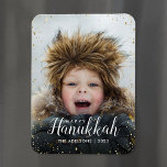 Ímã Happy Hanukkah | Glitz Faux Glitter Overlay<br><div class="desc">Ímanes de fotos de feriado personalizados impressos com um modelo simples para personalização. Esta design moderna chic tem uma borda de confete falsa e texto de caligrafia na moda. O texto diz "Chanucá". Personalize-o com suas fotos e adicione seu nome de família e o ano. Use as ferramentas de design...</div>