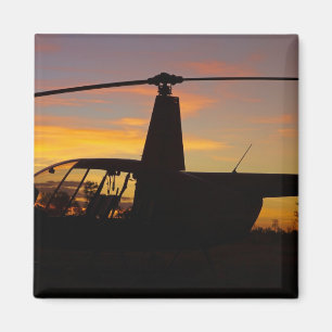 Imã helicóptero Robinson R44 ao pôr do sol