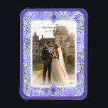 Ímã Hibiscus & lace BLUE<br><div class="desc">Para mim, o hibisco é uma das flores mais bonitas. Minha inspiração aqui, com essa flor, é um padrão romântico de rendas brancas (efeito gráfico) e um padrão de arbusto hibisco (nas mesmas matizes) com um pequeno contorno de ouro claro. Eu proponho a vocês um estilo floral fresco, macio e...</div>