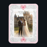 Ímã Hibiscus & Lace PINK<br><div class="desc">Para mim, o hibisco é uma das flores mais bonitas. Minha inspiração aqui, com essa flor, é um padrão romântico de rendas brancas (efeito gráfico) e um padrão de arbusto hibisco (nas mesmas matizes) com um pequeno contorno de ouro claro. Eu proponho a vocês um estilo floral fresco, macio e...</div>