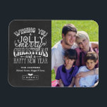 Ímã Holly Jolly Chalkboard Typoografia Foto de Natal<br><div class="desc">=================== ABOUT ESTE DESIGN ======================== Imagem fotográfica da família de Natal Holly Jolly (1) Para mais personalização, clique no botão "Personalizar" e use nossa ferramenta design para modificar este modelo. Todo estilo de texto, cores, tamanhos podem ser modificados para ajustado das suas necessidades. (2) Se precisar de ajuda ou itens...</div>