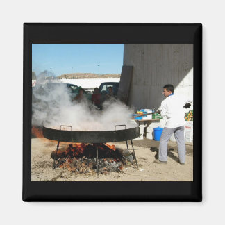 Imã Homem cozinhar uma paella espanhola gigante - ímã