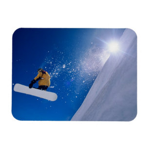 Ímã Homem voando pelo ar em uma snowboard com
