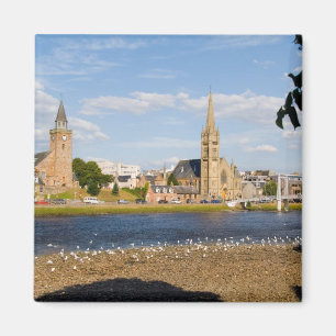 Imã Horizonte e rio da pitoresca cidade de Inverness