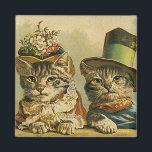 Imã Humor do vintage, gatos do noivo da noiva do<br><div class="desc">Imagem engraçada do humor da ilustração do vintage que caracteriza os gatos de gato malhado do Victorian que vestem chapéus. Um design do casamento do animal de estimação do amor e romance com uns noivos do gato. A noiva está vestindo um chapéu floral elegante da flor e o gato do...</div>