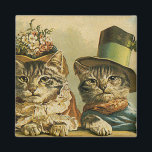 Imã Humor do vintage, gatos do noivo da noiva do<br><div class="desc">Imagem engraçada do humor da ilustração do vintage que caracteriza os gatos de gato malhado do Victorian que vestem chapéus. Um design do casamento do animal de estimação do amor e romance com uns noivos do gato. A noiva está vestindo um chapéu floral elegante da flor e o gato do...</div>