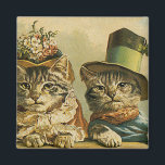 Imã Humor do vintage, gatos do noivo da noiva do<br><div class="desc">Imagem engraçada do humor da ilustração do vintage que caracteriza os gatos de gato malhado do Victorian que vestem chapéus. Um design do casamento do animal de estimação do amor e romance com uns noivos do gato. A noiva está vestindo um chapéu floral elegante da flor e o gato do...</div>