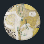 Imã Hydra (serpentes d'água I) por Gustav Klimt<br><div class="desc">Hydra (também conhecida por Serpentes de Água I) (1904-1906) por Gustav Klimt é uma pintura de retrato de arte vitoriana do simbolismo das belas artes. A Hidra apresenta duas mulheres se abraçando enquanto seus corpos se misturam para formar uma sereia. As duas mulheres têm cabelos de ouro fluindo enquanto estão...</div>