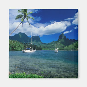 Imã Iates particulares ancorados na Baía de Opunohu, 