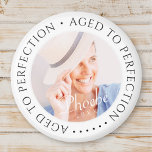 Imã Idade para Perfeição Foto simples moderna de anive<br><div class="desc">Este design simples e moderno é composto por tipografia de serifa e adiciona uma foto personalizada. "Aged to Perfection" rodeia a foto personalizada.</div>